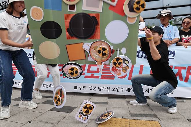 22일 오후 서울 종로구 주한일본대사관 앞에서 열린 후쿠시마 방사성 오염수 해양 투기 반대 서울학부모 1000인 선언 기자회견에서 참가자들이 방사능에 오염된 밥상을 뒤엎는 행위극을 하고 있다. 백소아 기자