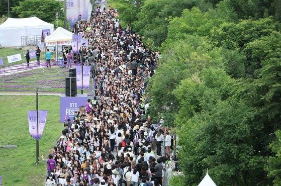 방탄소년단(BTS)의 데뷔 10주년 기념 축제가 지난 17일 서울 여의도 한강공원에서 열렸다. 행사 시작을 기다리고 있는 BTS의 팬클럽 ‘아미’ 행렬. [연합뉴스]