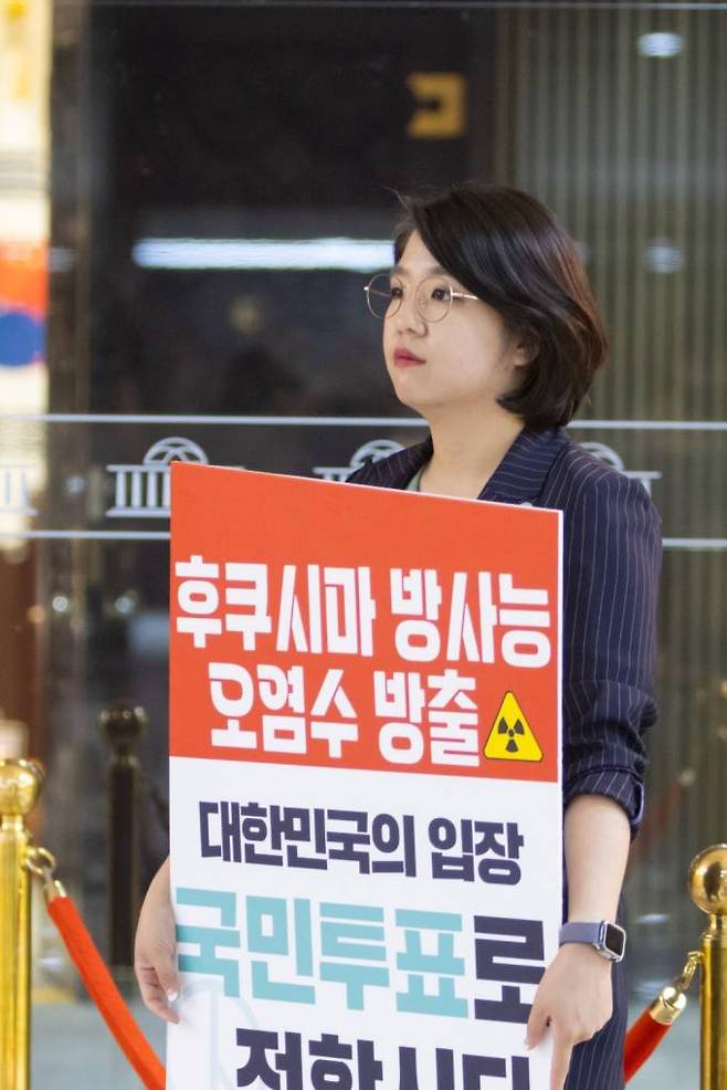 14일 본회의장 앞에서 피켓팅 중인 용혜인 기본소득당 의원.&nbsp; &nbsp;기본소득당