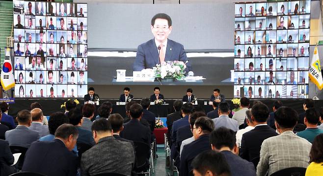 김영록 전라남도지사가 22일 고흥팔영체육관에서 열린 고흥군민과 함께하는 2023 도민과의 대화에서 군민들과 즉문즉답을 하고 있다./전남도