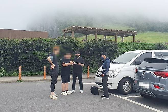 [제주=뉴시스] 제주도 자치경찰단 관계자 등이 불법 관광영업행위를 단속하고 있다. (사진=제주도 자치경찰단 제공) 2023.06.22. photo@newsis.com *재판매 및 DB 금지