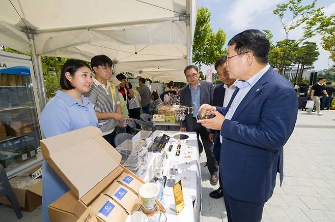 [익산=뉴시스] 강명수 기자 =전북 익산시가 22일 국회의사당 소통관 앞마당에서 지역 식품산업의 우수성을 알리기 위한 농·특산제품 홍보전을 개최하고 있다. (사진 =익산시 제공) 2023.06.22. photo@newsis.com *재판매 및 DB 금지