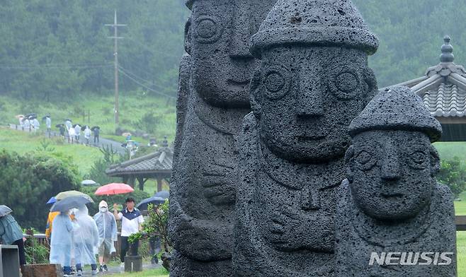 [서귀포=뉴시스] 우장호 기자 = 제주 서귀포시 대정읍 송악산에 우산을 쓴 관광객들이 걸어가고 있다. 2022.09.02. woo1223@newsis.com