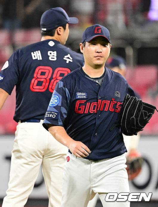 [OSEN=수원, 김성락 기자] 22일 오후 수원 KT위즈파크에서 ‘2023 신한은행 SOL KBO리그’ KT 위즈와 롯데 자이언츠의 경기가 열렸다.5회말 1사 1, 2루 롯데 이인복이 교체되고 있다. 2023.06.22 /ksl0919@osen.co.kr