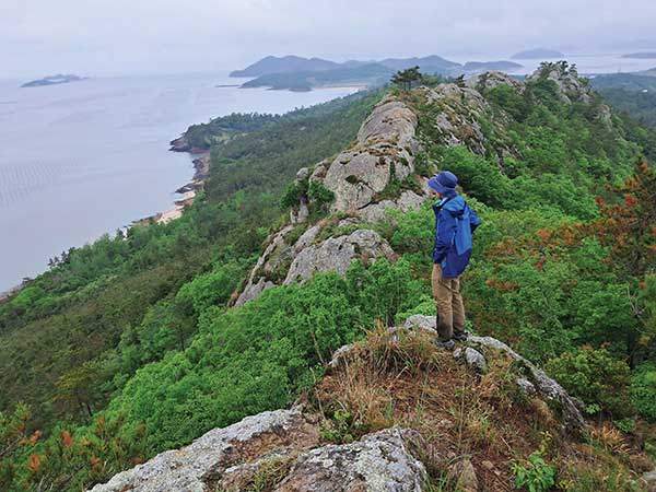 호랑이 등에 올라 탄 것 같은 범산 암릉지대.