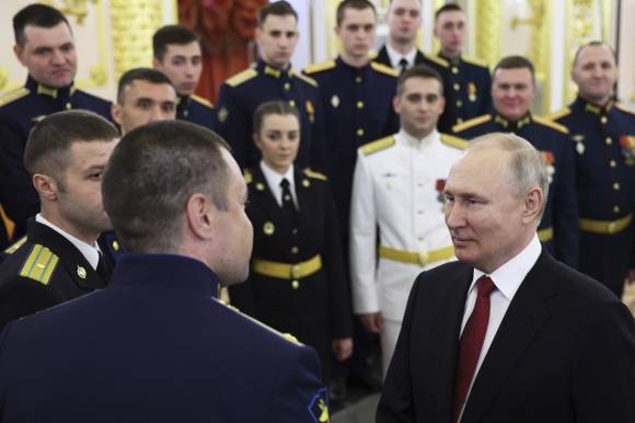 블라디미르 푸틴 러시아 대통령이 21일(현지시간) 모스크바 크렘린궁 게오르기예프스키홀에서 열린 사관학교와 국방부, 비상상황부, 연방보안국, 연방경호국, 러시아 경비대, 내무부, 조사위원회, 연방교도소의 대학 및 아카데미 최고 졸업생 행사에서 졸업생들과 대화하고 있다. 2023.6.21 스푸트니크/AP 연합뉴스