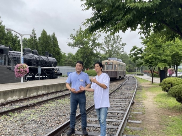 경춘선 숲길을 방문한 박환희 위원장(왼쪽)과 신현준 배우