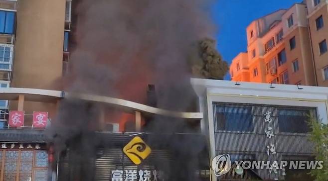 중국 식당서 가스폭발로 피어오르는 연기 (인촨[중국] 로이터=연합뉴스) 21일 중국 닝샤 회족자치구 인촨시의 한 고깃집에서 가스폭발이 일어나며 연기가 피어오르고 있다. 이 사고로 최소 31명이 사망하고 7명이 다쳤다. 2023.06.22 danh2023@yna.co.kr