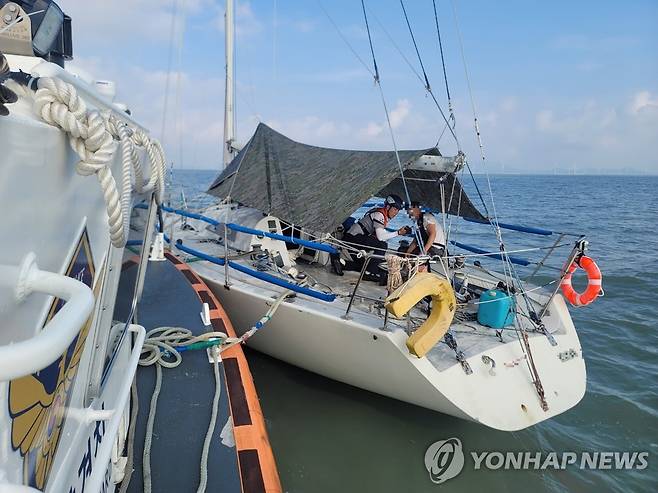 침수 요트 탑승객 안전 확인하는 해경대원 [목포해경 제공]