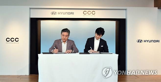 서명하는 장재훈 사장과 다카하시 야스노리 사장 (서울=연합뉴스) 현대차가 일본의 라이프스타일 콘텐츠 기업 '컬처 컨비니언스 클럽'(Culture Convenience Club)과 ZEV 모빌리티 라이프스타일 선도 및 공동 서비스 발굴 협력을 위한 업무협약을 체결했다고 22일 밝혔다. 사진은 장재훈 현대차 사장과 다카하시 야스노리 CCC 대표이사 사장 겸 COO가 도쿄 다이칸야마 티사이트(T-SITE)에서 열린 업무협약식에서 협약서에 서명하는 모습. 2023.6.22 [현대차 제공. 재판매 및 DB 금지] photo@yna.co.kr