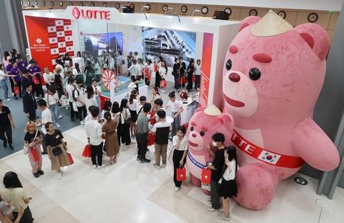 K-산업 쇼케이스 현장에 등장한 베트남 전통모자 쓴 벨리곰 [롯데지주 제공. 재판매 및 DB 금지]