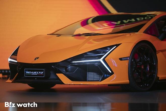 23일 경기 김포시 한국타임즈항공에서 람보르기니 첫 HPEV(High Performance Electrified Vehicle) 플러그인 하이브리드 슈퍼 스포츠카 '레부엘토'가 공개되고 있다./사진=이명근 기자 qwe123@