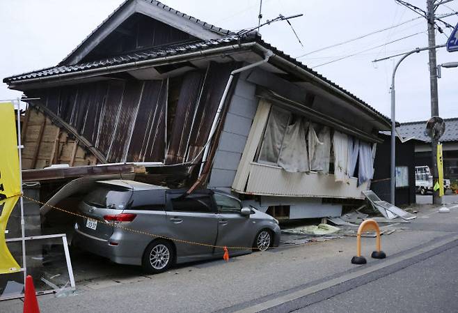 일본 이시카와현 노토반도에서 5월 5일 발생한 규모 6.5의 지진으로 스즈시의 건물이 기울어져 있다.(사진=연합뉴스)