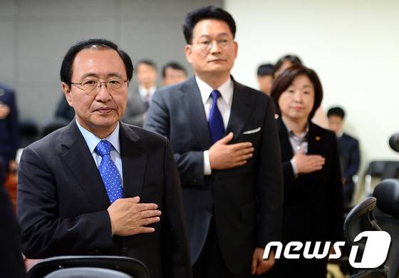 2016년 11월 10일 서울 여의도 국회 의원회관에서 열린 '대통령 퇴진 촉구를 위한 국회의원 대토론회'에서 노회찬 정의당 원내대표(왼쪽부터) , 송영길 민주당 의원, 심상정 정의당 대표가 국민의례를 하고 있다. ⓒ News1