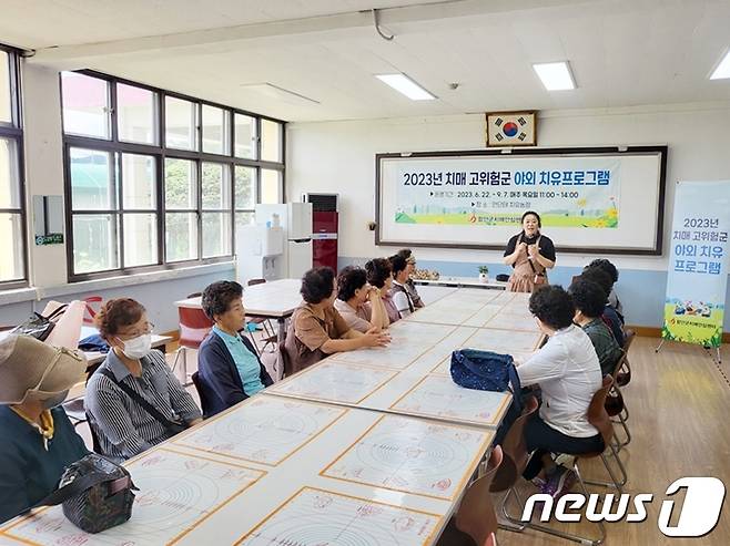 경남 함안군보건소 치매안심센터가 지난 22일 대산면 안단테 교육치유농장에서 치매고위험군을 대상으로 교육을 하고 있다.(함안군 제공)