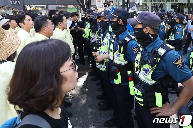 17일 오전 대구 중구 중앙로 대중교통전용지구에서 열리는 제15회 대구퀴어문화축제를 앞두고 행정대집행에 나선 공무원과 경찰이 대치하고 있다. (사진은 기사 내용과 무관함) 2023.6.17/뉴스1 ⓒ News1 공정식 기자