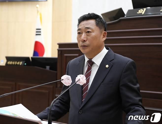 23일 김영진 예산군의원이 챗GPT가 작성한 5분 발언 내용을 보며 발언하고 있다.(예산군의회 제공)/뉴스1