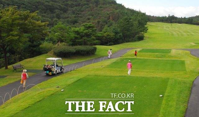 전문가들은 엔데믹 이후 30~40대 젊은층을 중심으로 해외 여행이 급증하고 있고, 야외 활동도 늘면서 국내 골프웨어 시장 수요는 예년보다 감소할 것으로 내다봤다. 이와 덩달아 골프웨어 시장 수요도 가파르게 빠질 것으로 보고 있다. /더팩트 DB