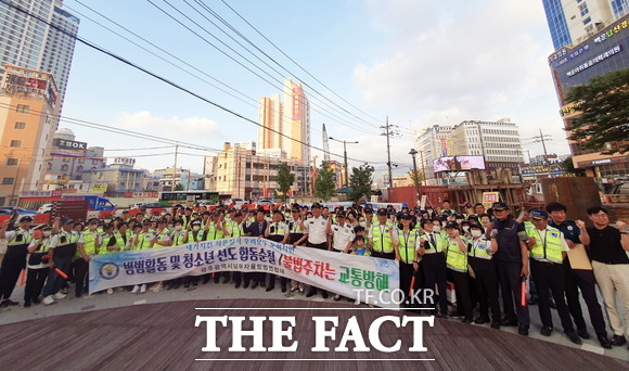 광주자치경찰위원회가 지난 22일 광주시자율방범연합회와 함께 범죄예방을 위한 야간 합동 순찰을 전개했다./광주시 제공