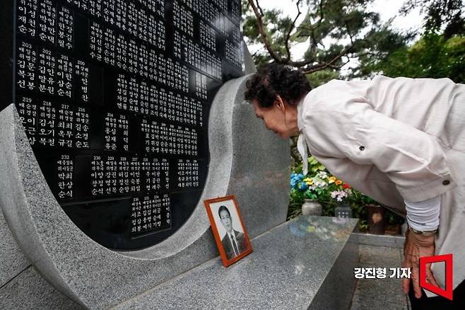 6·25 전쟁 유자녀인 김시순씨(79)가 22일 서울 동작구 현충원에 마련된 부친 위패를 바라보고 있다. 사진=강진형 기자aymsdream@