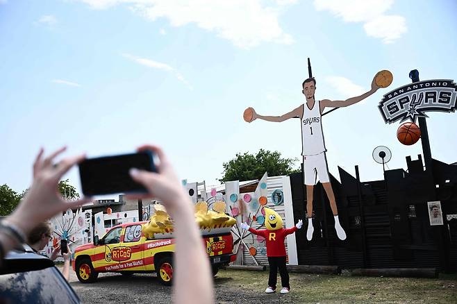 23일 대형 신인 빅토르 웸바냐마가 샌안토니오 스퍼스로 온다는 소식에 도시 곳곳에 그를 상징하는 조형물과 벽화가 나붙었다. [AFP 연합뉴스]