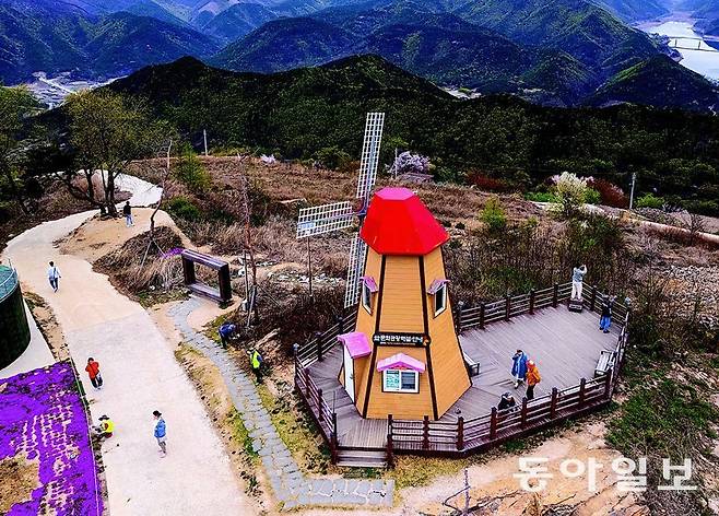 경북 군위군 삼국유사면 해발 800m 정상에서 군위댐을 내려다볼 수 있는 화산마을의 빨간 지붕 풍차.