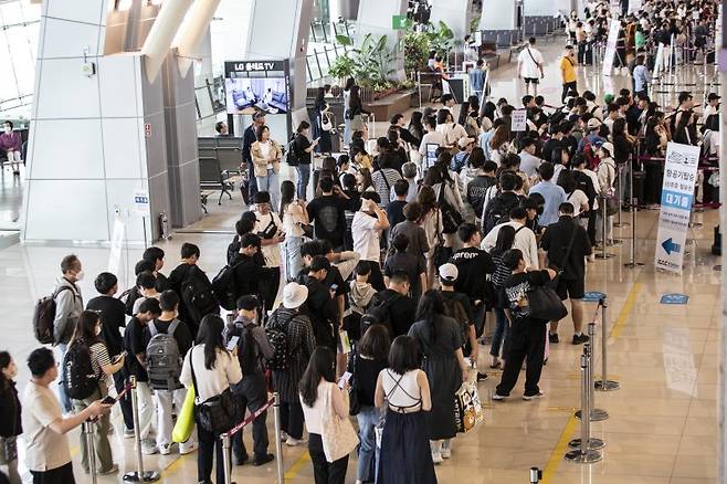 석가탄신일 연휴를 하루 앞둔 지난달 26일 서울 김포공항 국내선 출국장에 여행객들로 붐비고 있다. 뉴시스 제공