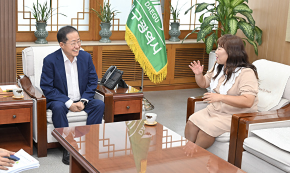 22일 홍준표 대구시장(왼쪽)과 김민경씨(오른쪽)가 환담을 나누고 있다. [사진=대구시]