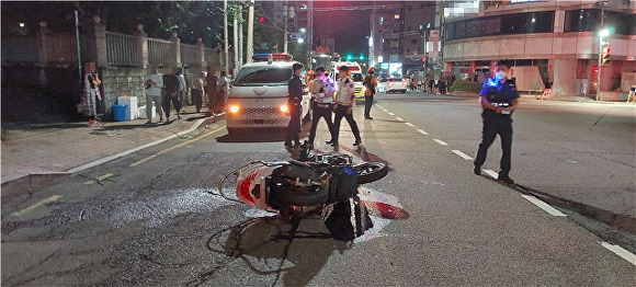 22일 자정쯤 부산광역시 동래구 낙민동 사거리에서 택시와 오토바이가 충돌한 후 오토바이가 쓰러져 있다. [사진=부산광역시 동래경찰서]