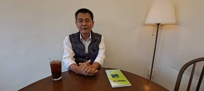 ▲ 광주 서구 운천저수지 부근 카페에서 필자와 인터뷰하는 정윤회 시인. 사진 : 필자 촬영
