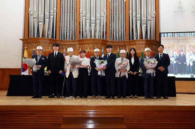 계명대 총학생회가 6.25전쟁 참전용사들과 기념촬영하고 있다./사진제공=계명대