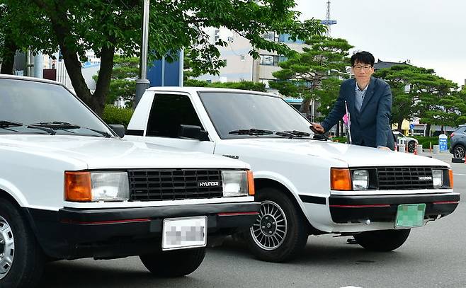 [울산=뉴시스]우리나라 최초의 양산형 자동차이자 현대자동차 헤리티지 역사의 주인공인 '포니'를 2대나 소유하고 있는 현대차 울산공장 방형달 기술주임. (사진=현대자동차 제공) 2023.06.23. photo@newsis.com *재판매 및 DB 금지