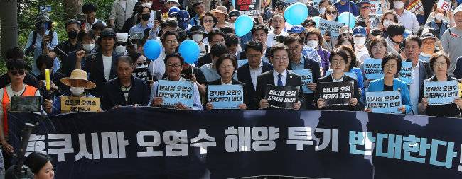 5월 20일 서울 중구 세종대로에서 열린 후쿠시마 오염수 투기 저지 대회에서 이재명 더불어민주당 대표, 강은미 정의당 의원, 윤희숙 진보당 상임대표가 방사성 오염수 해양투기 반대 구호를 외치고 있다. [뉴시스]