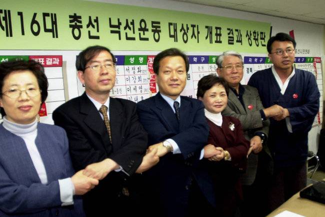 2000년 16대 총선 때 박원순 당시 참여연대 사무처장 등이 낙선운동을 벌이고 있다. [동아DB]