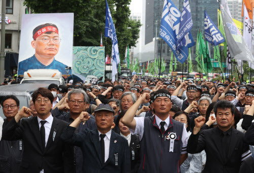 지난 21일 오전 서울 서대문구 경찰청 앞에서 민주노총이 연 건설노동자 고 양회동 씨 노제에서 참가자들이 구호를 외치고 있다. (사진=연합뉴스)