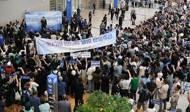 이낙연 더불어민주당 전 대표가 24일 오후 인천국제공항 제2여객터미널을 통해 귀국한 뒤 소감을 밝히고 있다.(사진=뉴스1)