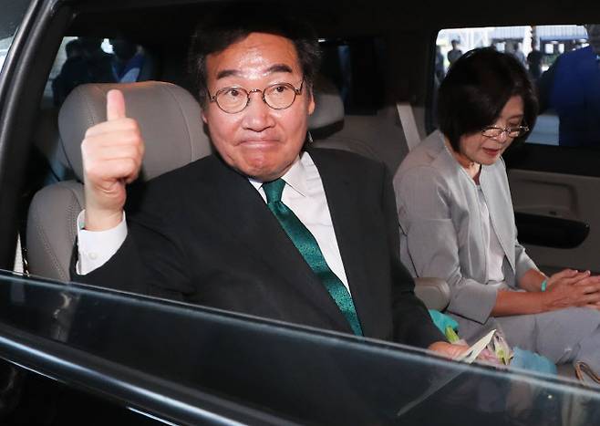 이낙연 전 더불어민주당 대표가 1년간의 미국 유학 생활을 마친 뒤 24일 오후 인천국제공항을 통해 귀국한 뒤 차량에 탑승해 엄지 손가락을 치켜올리고 있다.(사진=연합뉴스)