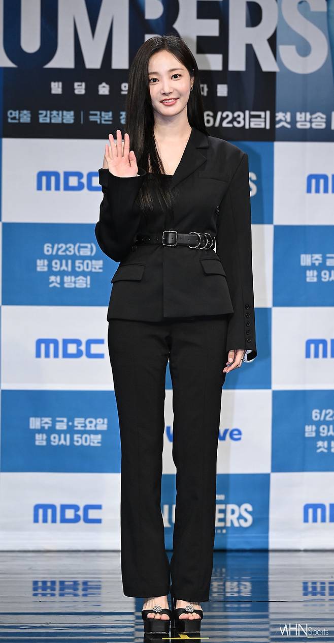 연우 '심플 올블랙 패션'