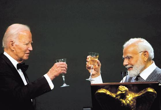 조 바이든(왼쪽) 미국 대통령과 나렌드라 모디 인도 총리가 22일(현지시간) 워싱턴 DC 백악관에서 열린 모디 총리를 위한 국빈 만찬에서 잔을 부딪치고 있다. 〈사진= AP,연합뉴스〉
