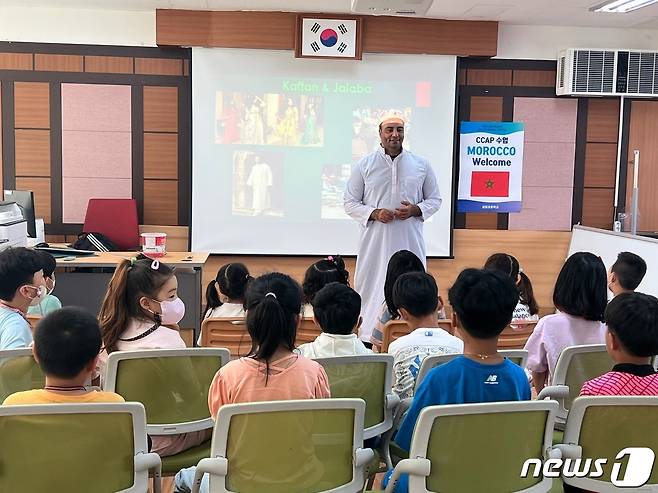 완도 금일초등학교(교장 민난숙)- 유네스코(UNESCO)전남광주지회의 '찾아가는 외국인과 함께하는 문화교실(CCAP)'에서 모로코인 선생님으로부터 모로코 문화에 대해 배우고 있다.(전남교육청 제공)/뉴스1