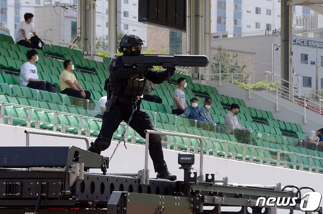 지난해 4월27일 오후 광주 남구 국제양궁장에서 열린 '2022 현대 양궁월드컵 대회' 대비 대테러훈련에서 경찰특공대원이 미승인 불법드론을 발견, 조준사격을 하고 있다. (사진은 기사와 관련 없음)2022.4.27/뉴스1 ⓒ News1 DB