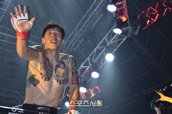 난딘에르덴이 24일 강원도 원주시 서원대로 원주 종합체육관에서 열린 ‘굽네 로드FC 064 대회’ 라이트급 토너먼트 8강전에서 필리페 제주스를 1라운드 TKO로 꺾고 케이지에 올라 환호하고 있다. 사진=김태형기자 tha93@sportsseoul.com