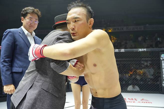 김수철(오른쪽)이 가수 겸 로드FC 부대표 박상민과 포옹하고 있다. 사진 | 로드FC