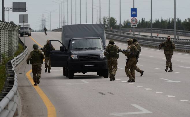 러시아 민간 용병 단체 바그너 그룹 전투원들이 모스크바 남쪽 약 350km에 위치한 보로네시 인근 M-4 고속도로에서 주변을 경계하고 있다. /로이터 연합뉴스