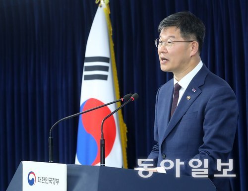 이기일 보건복지부 제1차관이 22일 오후 정부서울청사에서 수원 영아살해 등 아동학대 대응 관련 긴급 브리핑을 열고 대책을 발표하고 있다. 뉴시스