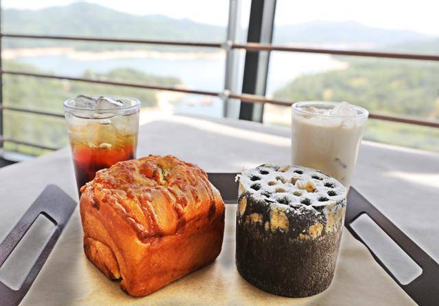 '국가대표빵선생'의 대표메뉴인 옥수수마약빵과 연탄빵. ⓒ박준규