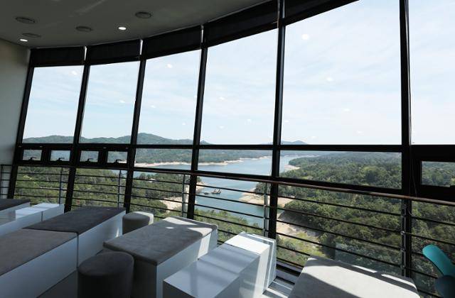 '국가대표빵선생'에서는 안동호와 주변 풍광이 시원하게 내려다보인다. ⓒ박준규