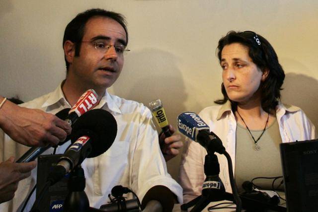 '서래마을 영아 살인 사건' 용의자인 장 루이 쿠르조(왼쪽)와 그의 아내 베로니크가 2006년 8월 22일 프랑스 서부의 투르에서 가진 기자회견에서 기자들에게 답하고 있다. 한국일보 자료사진