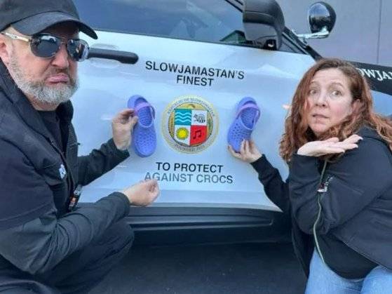 미국 캘리포니아 사막에 위치한 신생 국가 슬로우자마스탄에서는 크록스를 신고 다닐 경우, 이를 강제로 수거한 뒤 머리를 때린다고 규정하고 있다. 사진 슬로우자마스탄 홈페이지 캡처