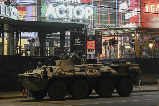 무장장갑차가 24일 저녁 러시아 로스토프 남부 지역 쇼핑몰 인근에 세워져 있다. 로이터연합
